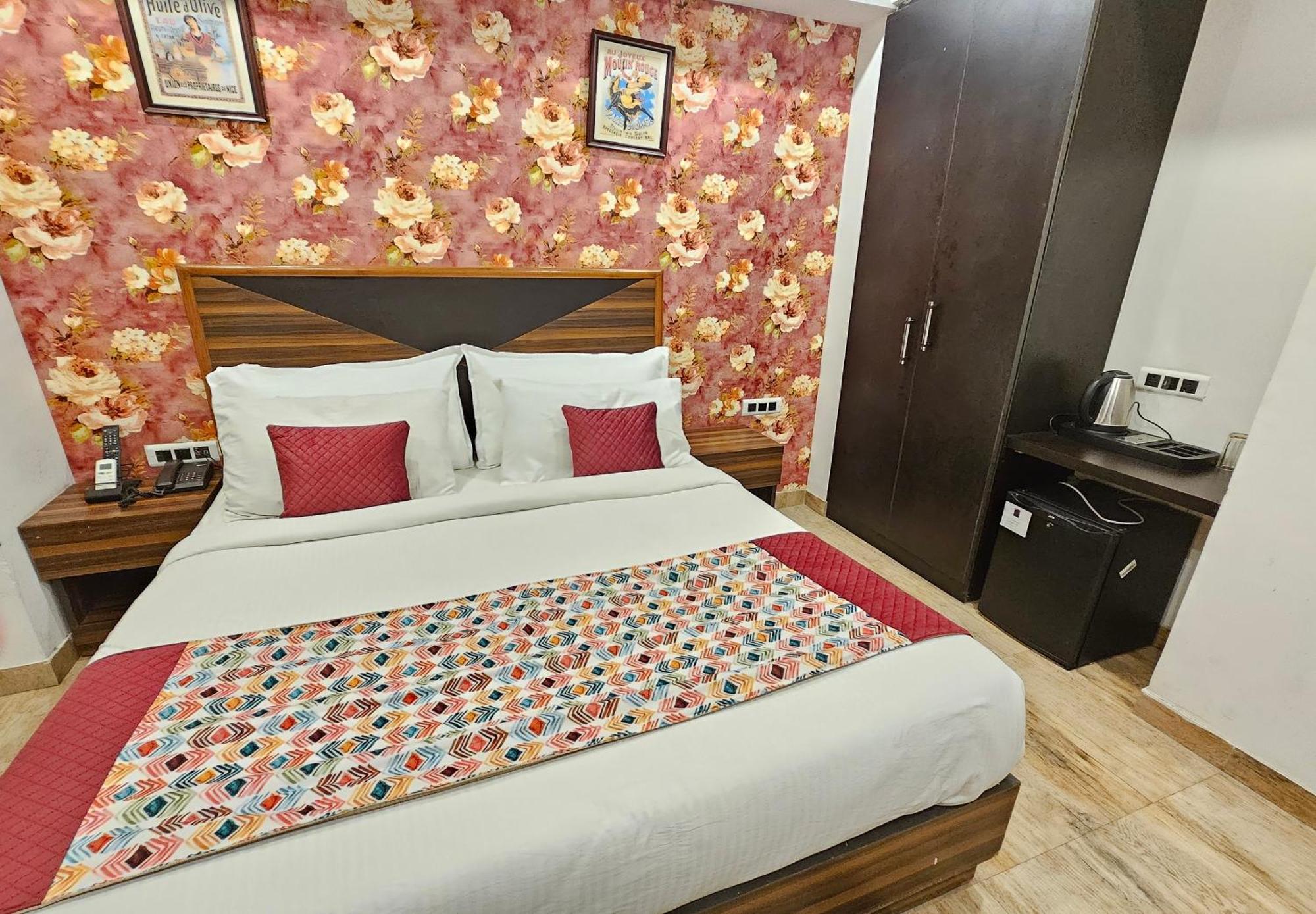 Hotel Linda Suites Near International Airport By La Casa Нью-Дели Экстерьер фото